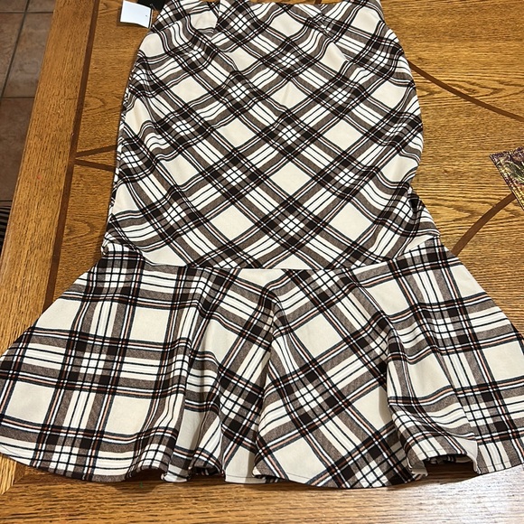 Tan Plaid skirt, Pencil  Stretch Long and down knee, with flounce below - Picture 5 of 5